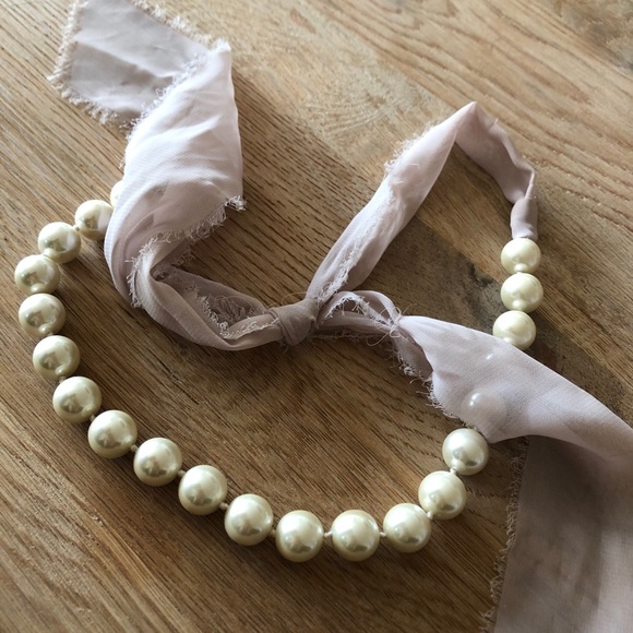 Club Monaco silk tie and pearl necklace - Picture 5 of 7